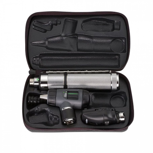 Welch Allyn 3.5 V Diagnostic Set with 11710 Opthalmoscope 23820 Macroview Otoscope 71000 Handle and Hard Case